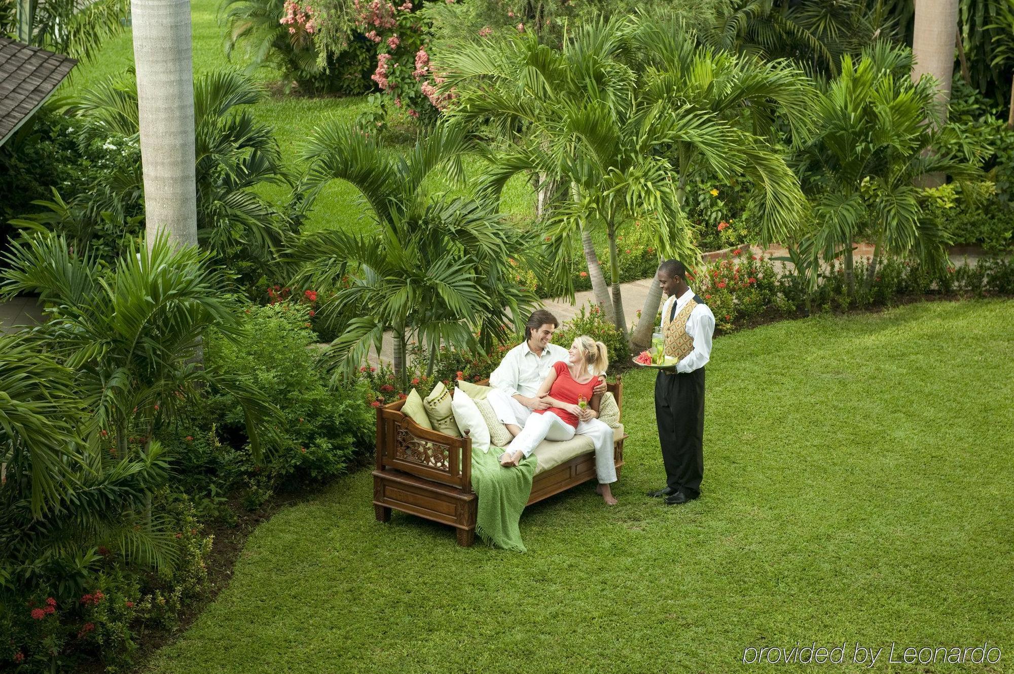 Sandals Inn All Inclusive - Couples Only (Adults Only) มอนเทโกเบย์ ภายนอก รูปภาพ